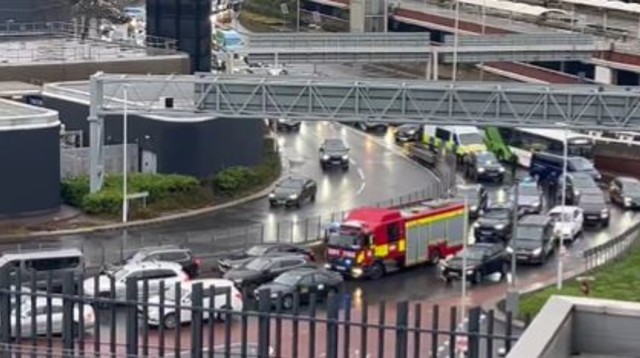 כוחות משטרה בשדה התעופה הית'רו (צילום: צילום מסך רשתות חברתיות)