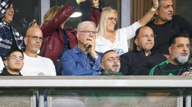 לקראת עסקה. יעקב שחר עם בנו אור והמנכ"ל איציק עובדיה ביציע (צילום: קובי אליהו)