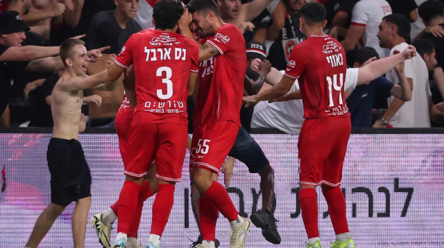 שחקני הפועל חיפה (צילום: מאור אלקסלסי)