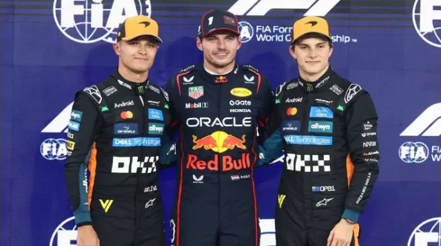 מקס ורסטאפן בין שני הטוענים לכתר, אוסקר פיאסטרי (מימין) והמוביל לנדו נוריס (צילום: רויטרס)