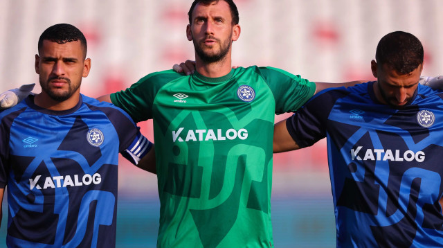 בן והבה, מרקו וולף, מוחמד הינדי שחקני מכבי פתח תקוה (צילום: מאור אלקסלסי)