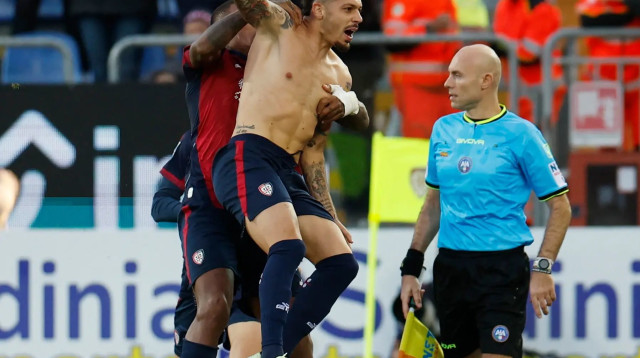 ג'אנלוקה גאיטנו שחקן קליארי חוגג שער (צילום: רויטרס)