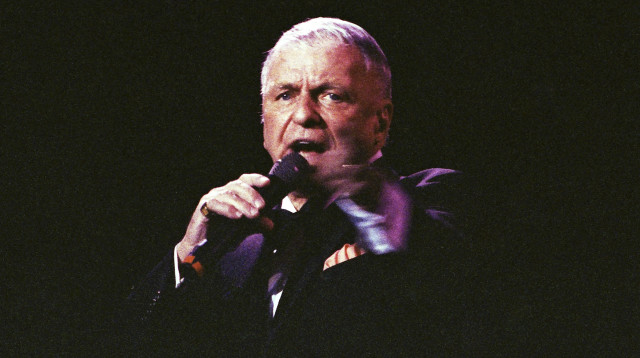 פרנק סינטרה מופיע בלונדון, 1992 (צילום: REUTERS/Dylan Martinez)