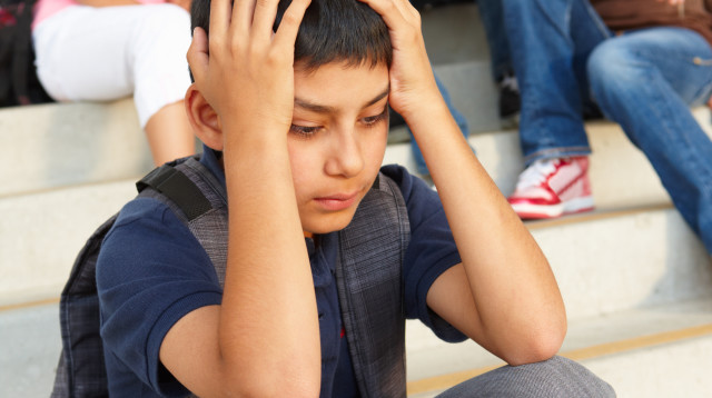 ילד שעושים עליו חרם (צילום: אינגאימג)