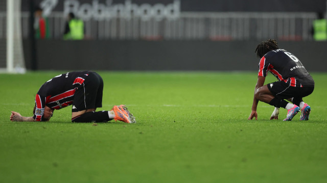 שחקני ניס מיואשים (צילום: GettyImages, VALERY HACHE/AFP)