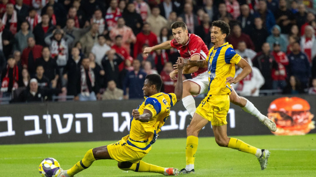 שחקן הפועל באר שבע, איגור זלאטנוביץ', כובש מול מכבי תל אביב (צילום: בן בודה, וסרמיליה)