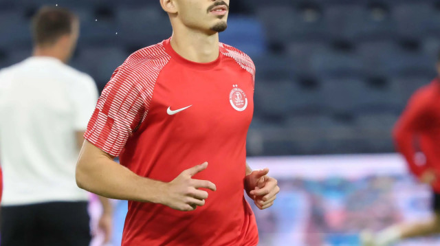 רן בנימין שחקן הפועל תל אביב בחימום (צילום: דני מרון)