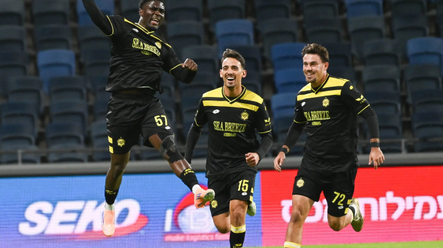 ג'וניור גונטי דיומנדה שחקן מכבי נתניה חוגג שער (צילום: ברני ארדוב)