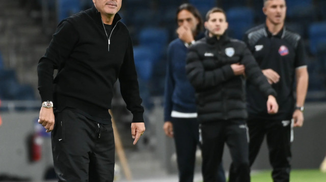 יוסי אבוקסיס מאמן מכבי נתניה (צילום: ברני ארדוב)