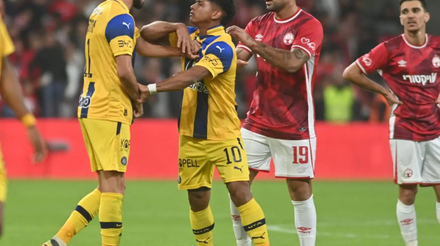 שחקני מכבי תל אביב, קרווין אנדרדה, שגיב יחזקאל (צילום: אבי רוקח)