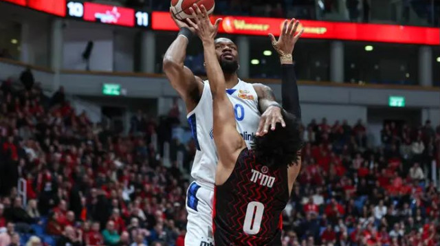 בני הרצליה לא נרתעה מהפיגור המוקדם. סילבה (צילום: לירון מולדובן)