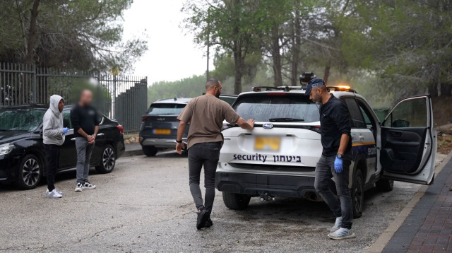 מעצר המאבטחים בגבעת זאב (צילום: דוברות המשטרה)