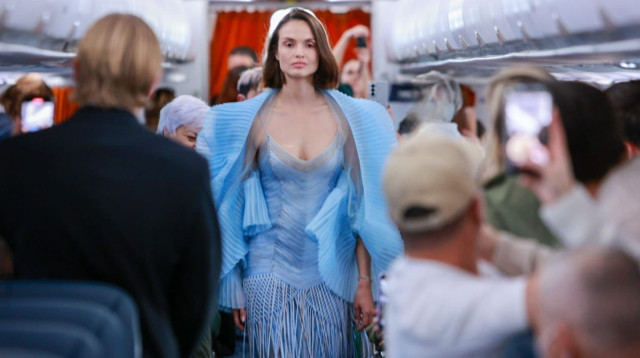 תצוגת האופנה במטוס ישראייר בדרך לרומא (צילום: אדי דיין ובן עמי קרן)