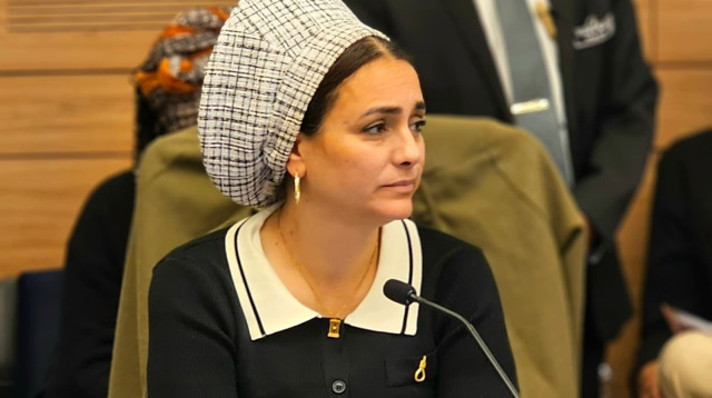 לימור סון הר מלך עם סיכת חבל התלייה (צילום: אברהם בלוך)