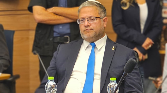 איתמר בן גביר עם סיכת חבל התלייה (צילום: אברהם בלוך)