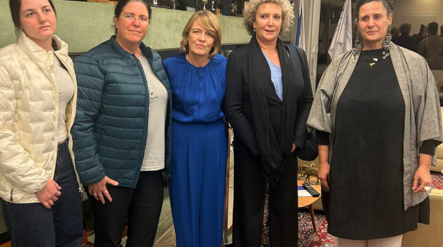 אלקה בידנבנדר עם משפחות החטופים (צילום: מרכז פרס לשלום וחדשנות)