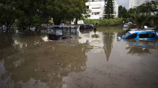 הצפות באשקלון (צילום: REUTERS/Amir Cohen)