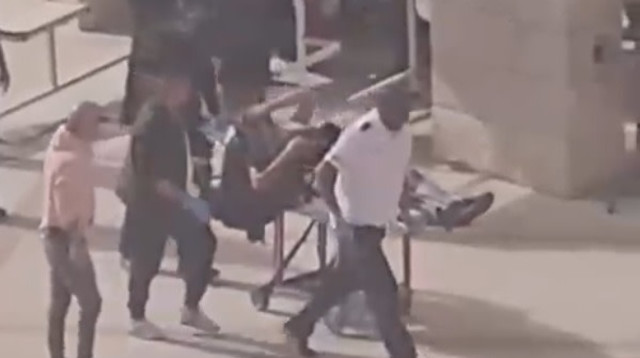 פינוי הפצועים בבית המשפט בבאר שבע  (צילום: שימוש לפי סעיף 27א')