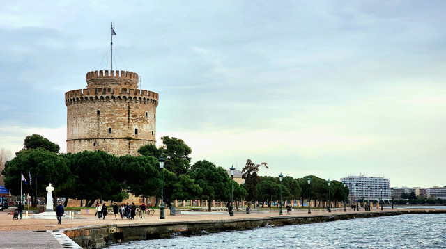 המגדל הלבן בצמוד לקו חוף הים האגאי (צילום: עמרי גלפרין)