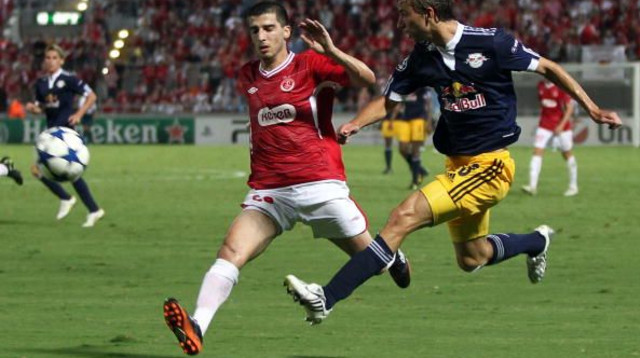 עומרי קנדה במדי הפועל תל אביב מול רד בול זלצבורג (צילום: Gettyimages)