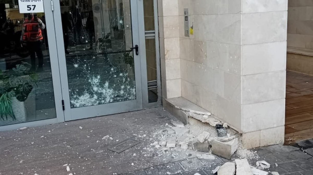 רימון הושלך לעבר בניין מגורים בחדרה (צילום: שימוש לפי סעיף 27א')