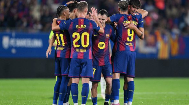 מארק ברנאל ושחקני ברצלונה (צילום: David Ramos / Staff)