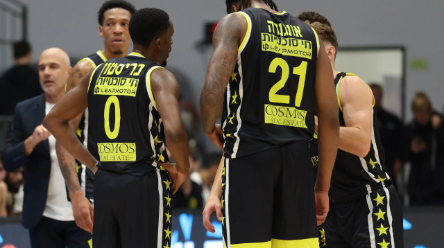 שחקני אליצור נתניה (צילום: דני מרון)