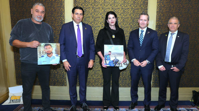 מייק וולץ נפגש עם ההורים של רס"ל רן גואילי ז"ל (צילום: משרד החוץ)