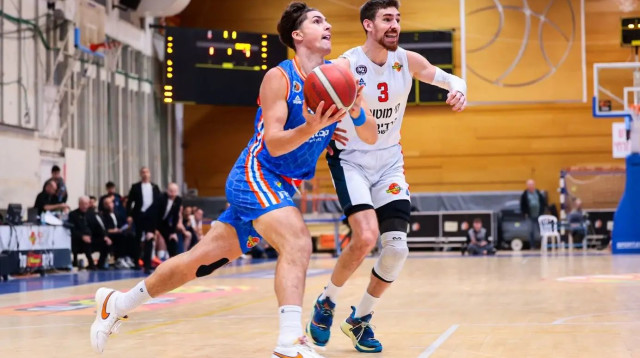 אדם אריאל, מכבי רמת גן (צילום: אתר רשמי, אילי ארז באדיבות מכבי קבוצת כנען רמת גן)