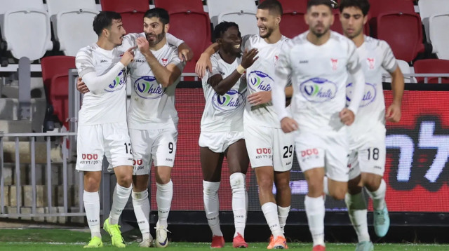 שחקני בני סכנין חוגגים (צילום: מאור אלקסלסי)