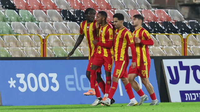 שחקני מ.ס. אשדוד חוגגים עם נועם מוצ'ה (צילום: לירון מולדובן)