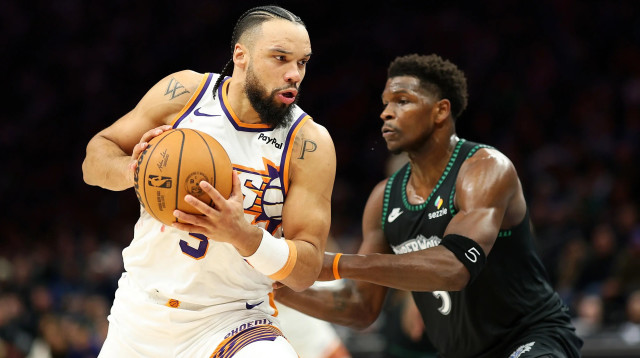 דילון ברוקס שחקן פיניקס סאנס מול אנתוני אדוארדס שחקן מינסוטה טימברוולבס (צילום: GettyImages, Tyler Kaufman)