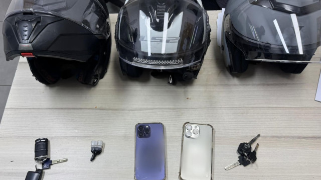 הכלים שנתפסו על החשודים (צילום: דוברות המשטרה)