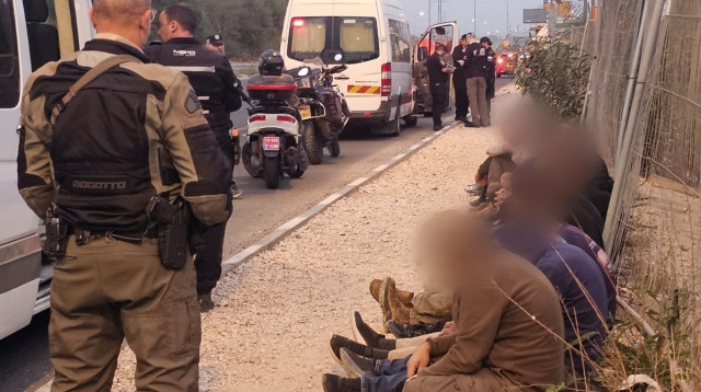 מעצרם של שב"חים שהיו בהסעות בכביש 4 (צילום: דוברות המשטרה)