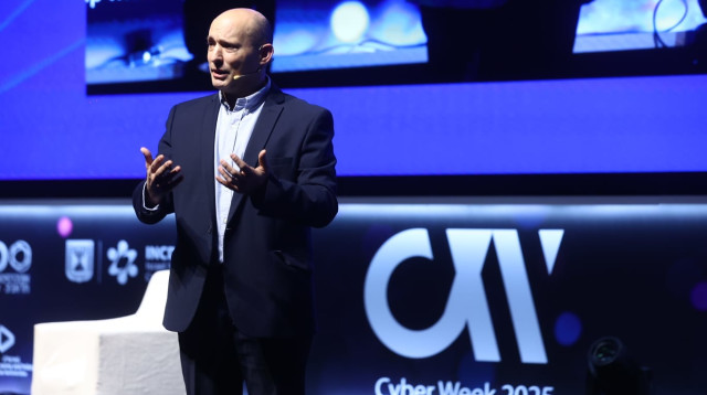 ראש הממשלה לשעבר נפתלי בנט בשבוע הסייבר באוניבסיטת תל אביב (צילום: דרור סיתהכל)