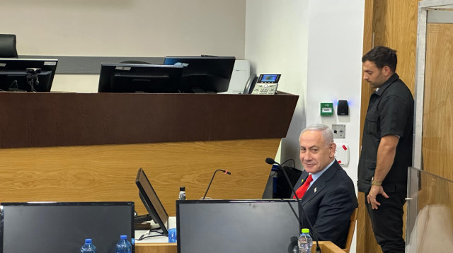 בנימין נתניהו בעדותו בבית המשפט המחוזי בת"א, 09.12.2025 (צילום: וואלה!,אורי סלע)