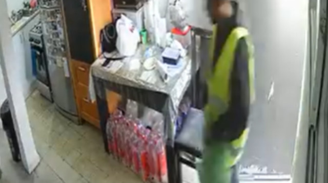 עובד הקבלן ברגעי הגניבה בבאר שבע  (צילום: ללא קרדיט)