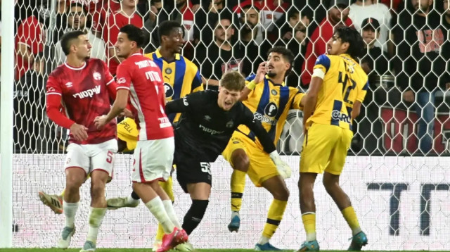 שוער הפועל באר שבע, ניב אליאסי, במשחק מול מכבי תל אביב (צילום: אבי רוקח)