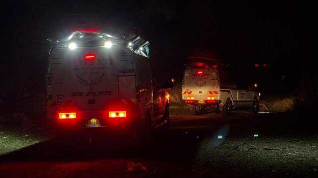 פינוי הגופה שנמשתה מבור מים סמוך לבית ג'בארין (צילום: דן עזרא)