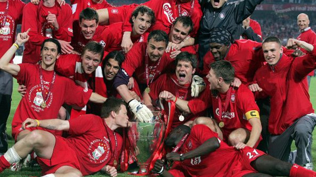 שחקני ליברפול חוגגים את הזכייה בליגת האלופות ב-2005 (צילום: Richard Sellers/Allstar)