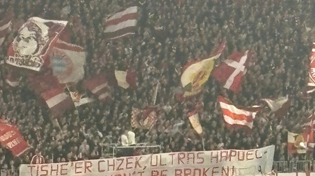 השלט של אוהדי באיירן מינכן (צילום: צילום מסך, X (טוויטר))