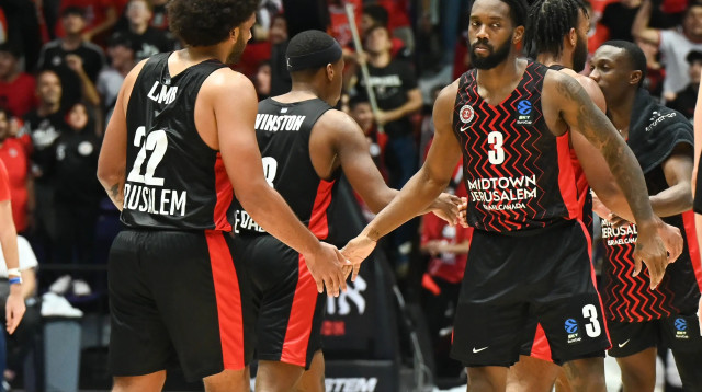 שחקן הפועל ירושלים קאדין קרינגטון עם אנתוני לאמב (צילום: ברני ארדוב)