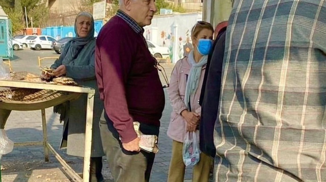 נתניהו בתור למאפייה בטהרן (צילום: רשתות חברתיות באיראן)
