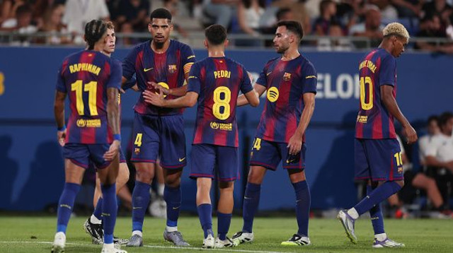 שחקני ברצלונה חוגגים עם אראוחו (צילום: Soccrates Images / Contributor)