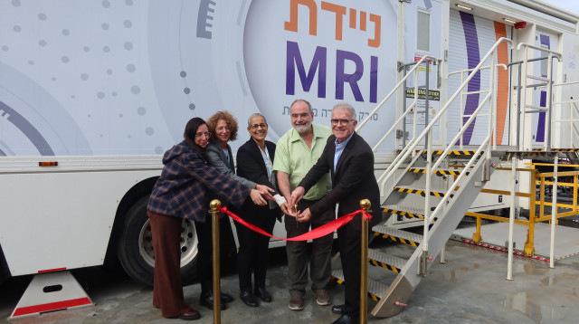 ניידת MRI במתחם המרכז הרפואי לשיקום לוינשטיין  (צילום: מור אינסייד)