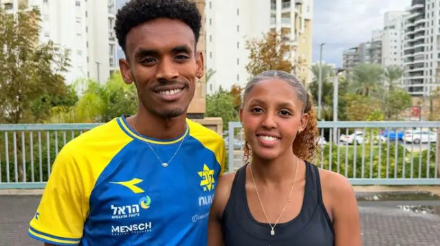 בורטוקן טסרה עם גשאו איילה (צילום: אתר רשמי, מכבי תל אביב אתלטיקה)