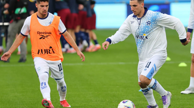 אוסקר גלוך עם מנור סולומון שחקני נבחרת ישראל בחימום (צילום: אודי ציטיאט)