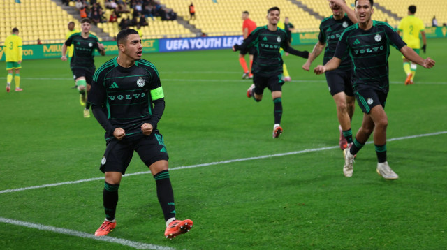 שחקני מכבי חיפה נוער חוגגים, משמאל דניאל דרזי (צילום: אתר רשמי, מכבי חיפה)