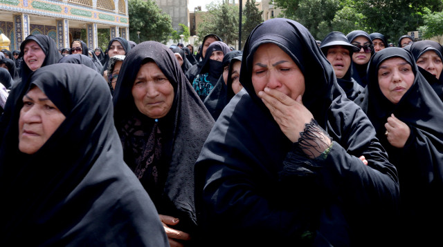 איראניות בוכות (צילום: AFP via Getty Images)