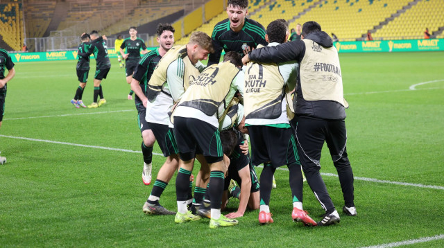 שחקני מכבי חיפה נוער חוגגים (צילום: אתר רשמי, מכבי חיפה)